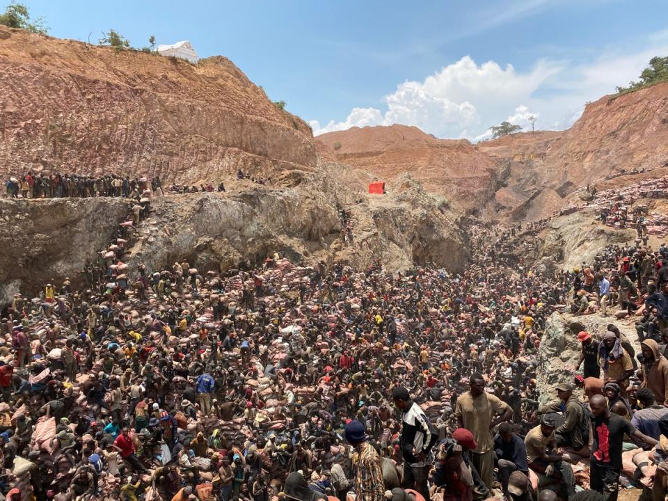 Thousands of Congolese workers cram into a cobalt mining pit (Siddharth Kara)