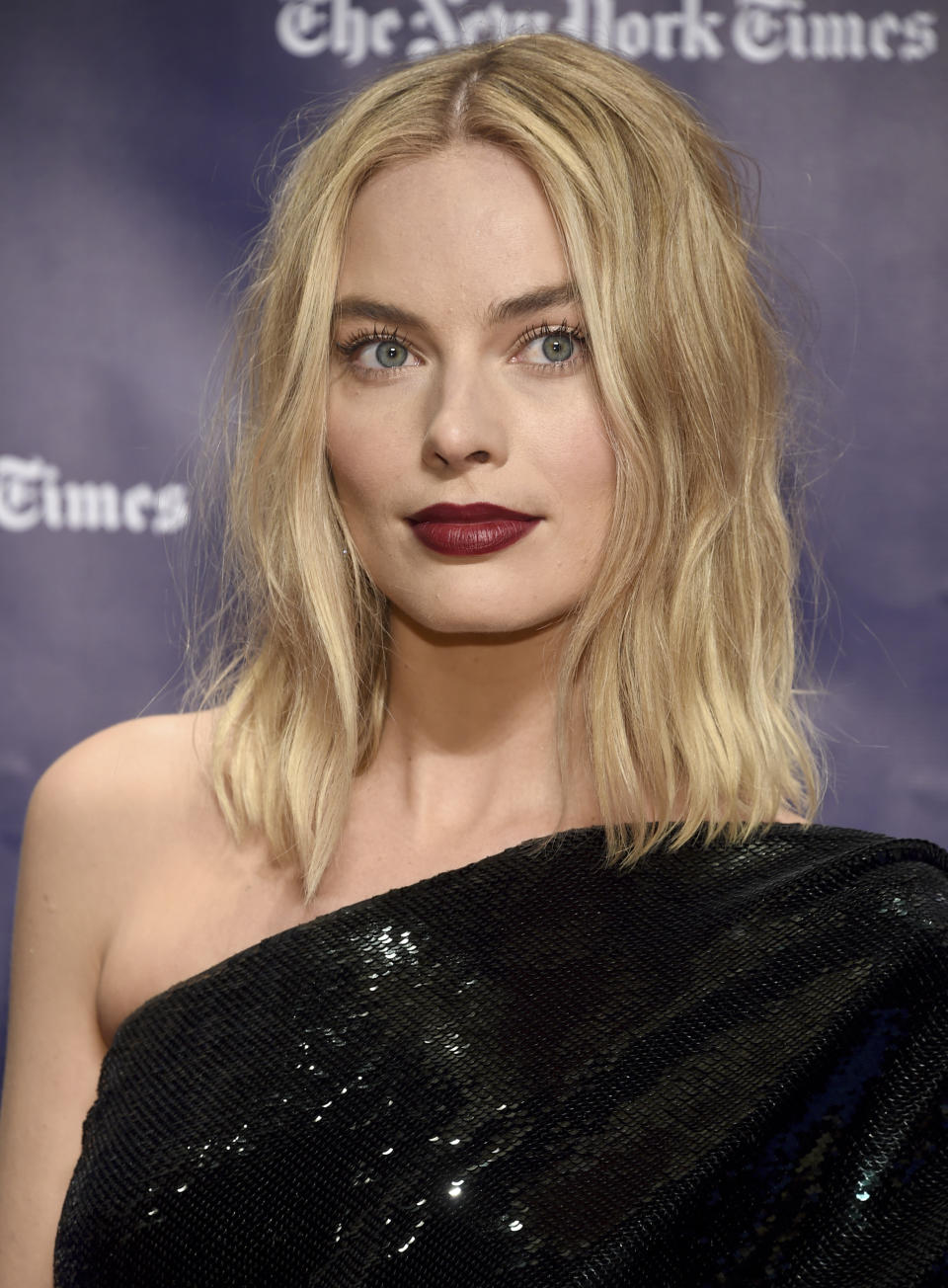 <p>Auch in Sachen Make-Up liegt Margot Robbie ganz oben auf der Trend-Skala. Dunkle Rottöne, wie Burgunder, lassen unsere Lippen unglaublich glamourös aussehen. (Bild: AP Images) </p>