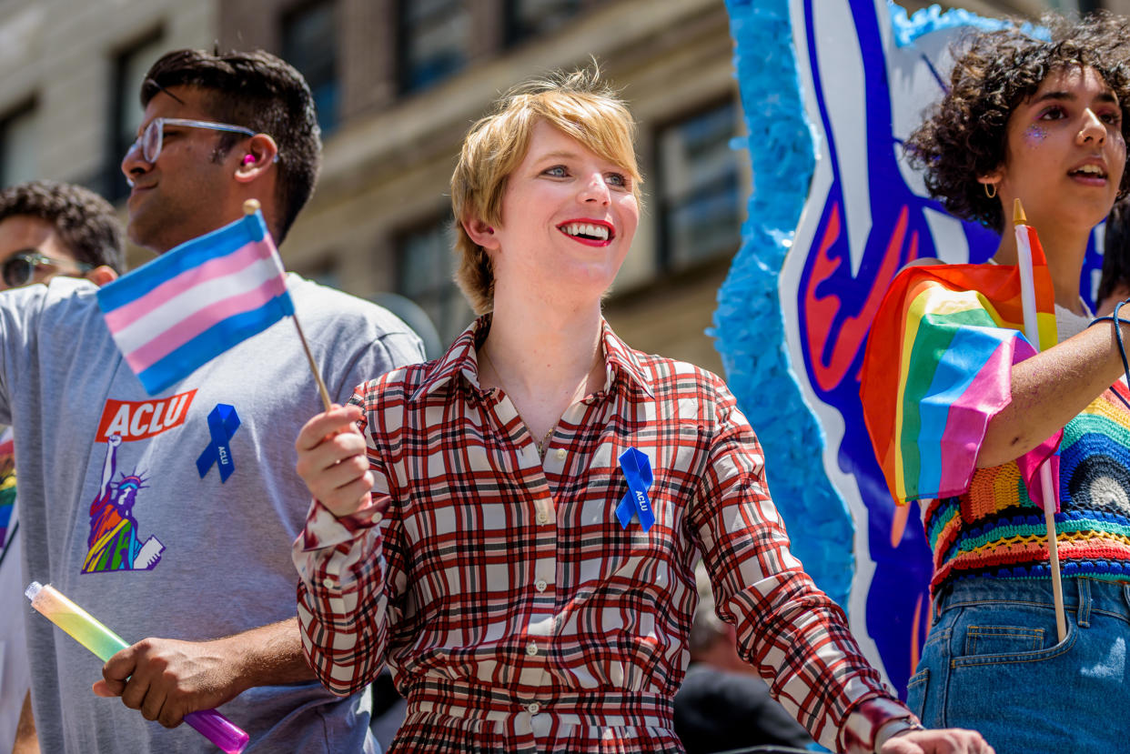 Chelsea Manning, hier beim Pride March in New York, genießt ihre neu gewonnene Freiheit. (Bild: ddp Images/Erik McGregor)