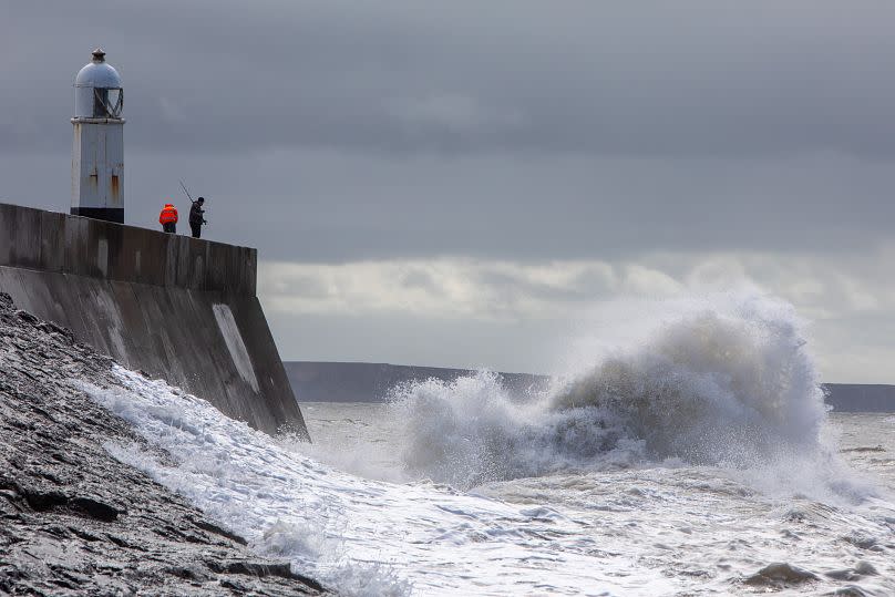 Heftige Wellen schlagen gegen den Leuchtturm von Porthcawl, während der Sturm Betty am 19. August 2023 in Wales wütet.