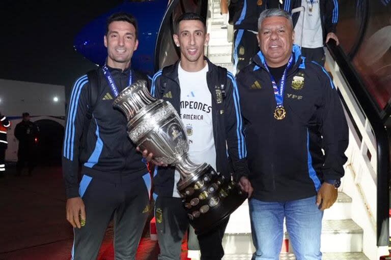 Scaloni, Di María y Tapia al llegar a Ezeiza con la Copa América obtenida en los Estados Unidos
