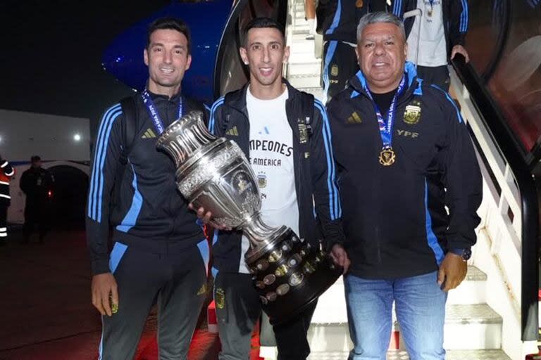 Scaloni, con Di María y Tapia, al llegar anoche a Ezeiza