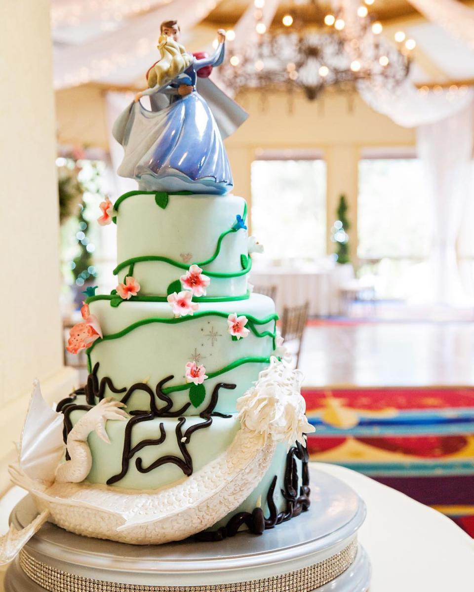 Hier lohnt ein zweiter Blick: Die Motiv-Torte zu "Dornröschen" punktet mit tollen Details. (Bild-Copyright: Instagram/disneyweddings)