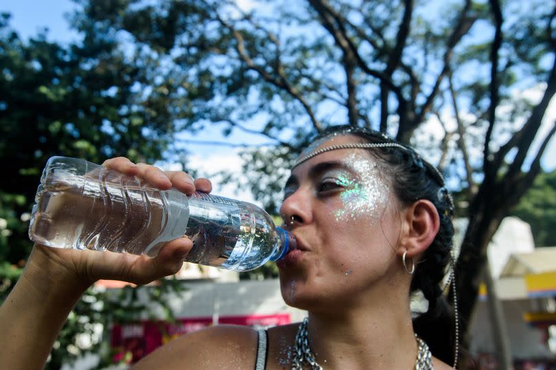 Woman drinking water in a carnival block.
Belo Horizonte Carnival