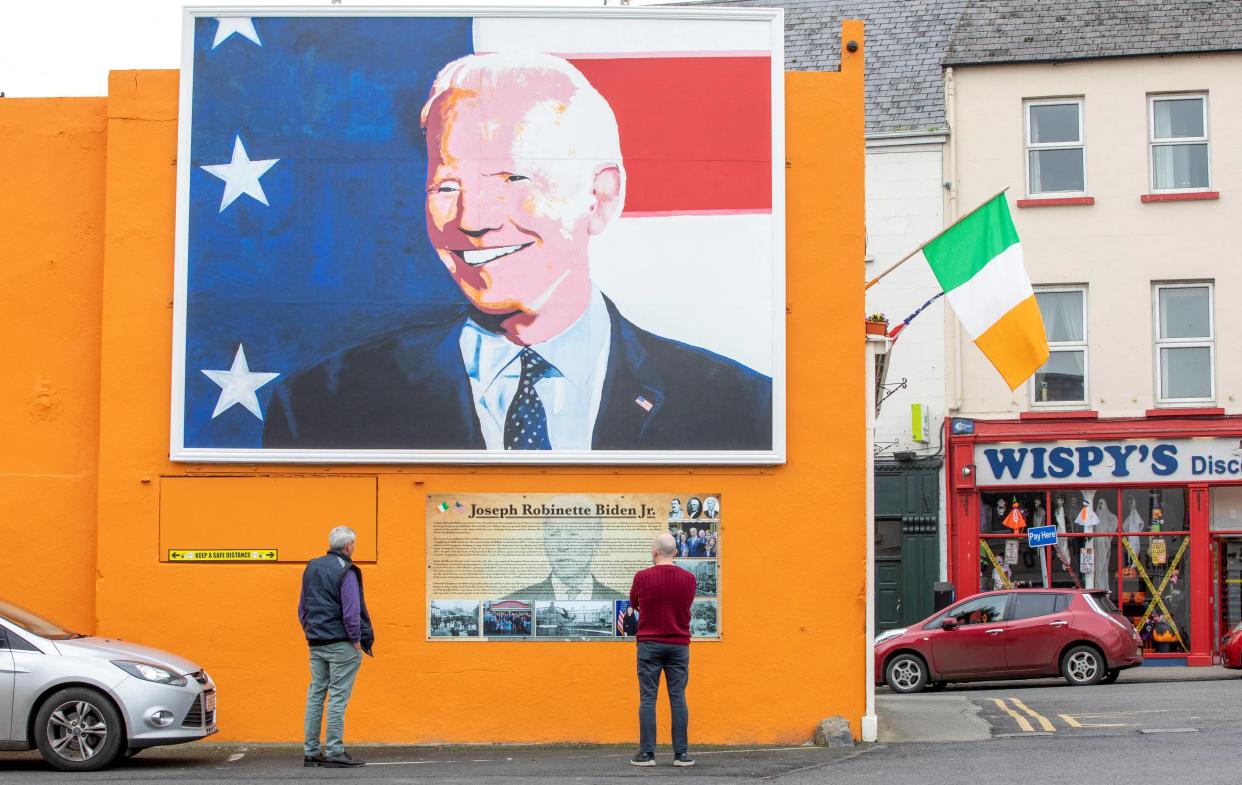 Biden se rend en Irlande pour le 25e anniversaire de l’accord de paix du Vendredi Saint (Photo prise en octobre 2020 en Irlande à Ballina, dans le nord-ouest, village dont est originaire la famille de Joe Biden) 