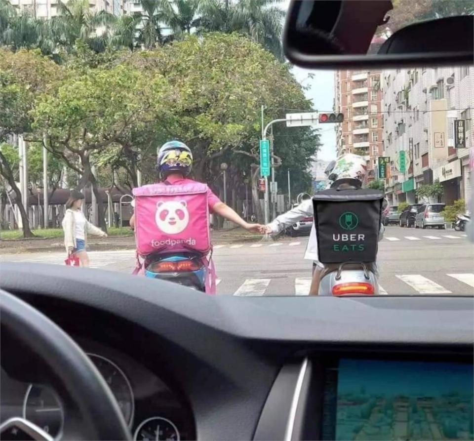 被Uber併購…熊貓吉祥物「胖胖達」秒換綠色制服！外送員「攜手合作」畫面曝