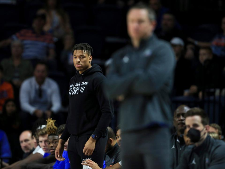 Keyontae Johnson stands behind Florida head coach Mike White.