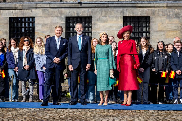 Para el acto de bienvenida en la plaza Dam, la reina Máxima se lució con  un outfit en color rojo