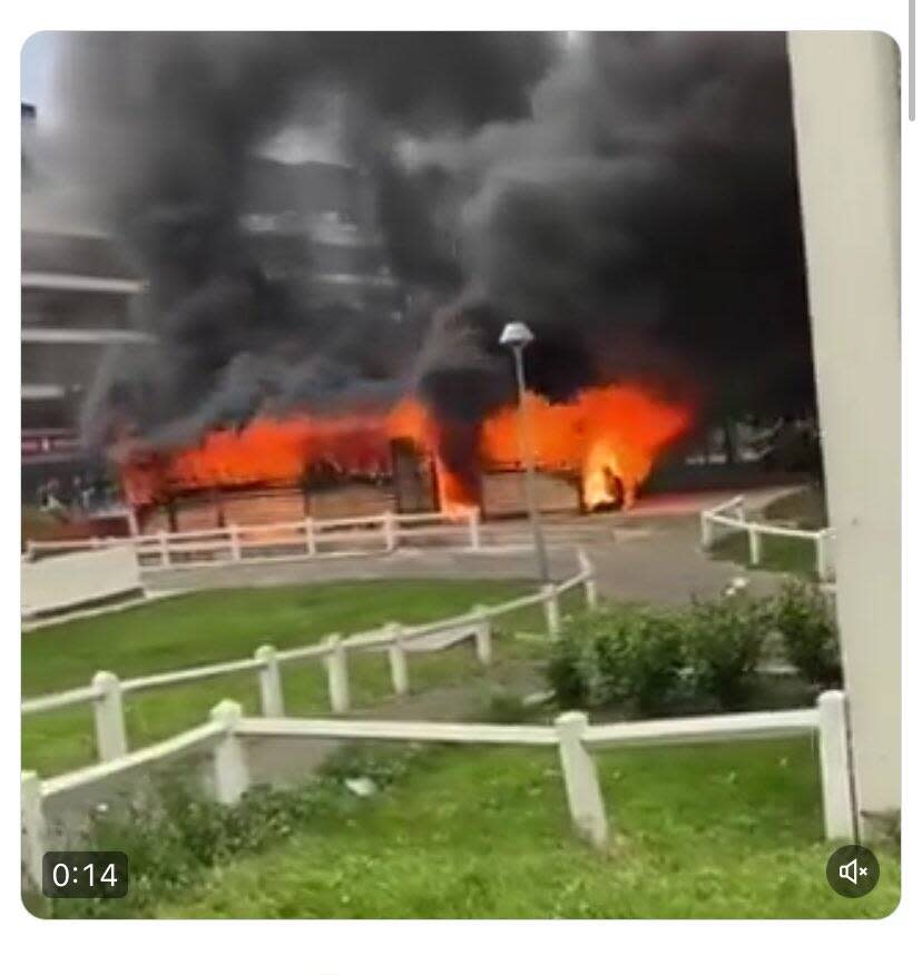 Un local poubelle en feu à Bobigny le 30 juin 2024. Cet incendie n’a rien à voir avec les résultats des législatives, a prévenu la préfecture de Seine-Saint-Denis.