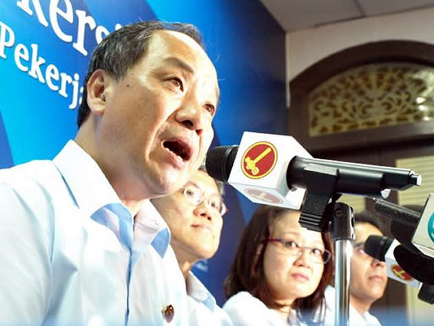 Is Low Thia Khiang's Workers' Party cracking up, as some media reports are suggesting? (Yahoo! file photo)