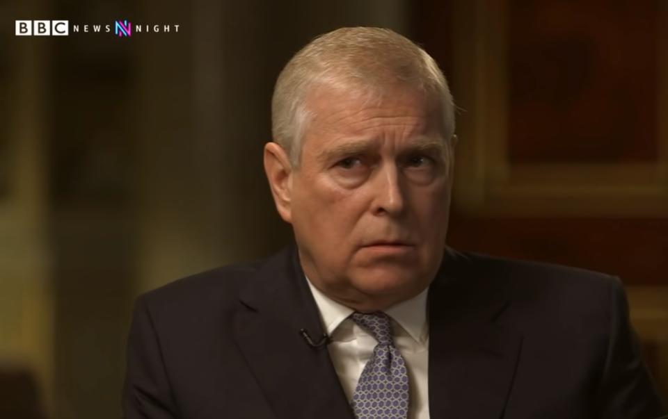 El <em>royal </em>concedió una entrevista a la BBC en noviembre de 2019 para defender su inocencia, aunque sus declaraciones no resultaron del todo creíbles. Roberts había descrito con todo detalle la noche en que se conocieron, asegurando que el príncipe estaba "sudando excesivamente". Él se excusó alegando que tenía una enfermedad por la cual no podía transpirar, además de admitir que no podía explicar la existencia de una foto suya junto a la chica. (Foto: YouTube / <a href="https://www.youtube.com/watch?v=QtBS8COhhhM" rel="nofollow noopener" target="_blank" data-ylk="slk:BBC News;elm:context_link;itc:0;sec:content-canvas" class="link ">BBC News</a>)