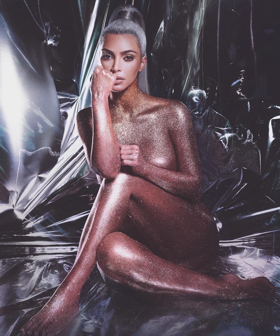 Las fotos promocionales de su marca de maquillaje se parecen a unas de Bey. Instagram @kimkardashian