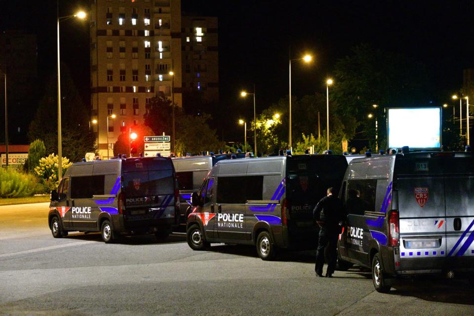 Des camions de police stationnés dans un quartier sensible de Limoges. - PASCAL LACHENAUD