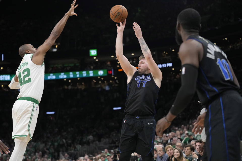 Luka Doncic (77) de los Mavericks de Dallas dispara sobre Al Horford de los Celtics de Boston en el primer juego de las Finales de la NBA, el jueves 6 de junio de 2024, en Boston. (AP Foto/Charles Krupa)