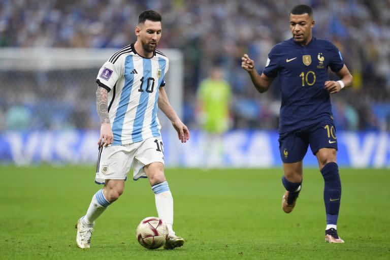 Lionel Messi y Kylian Mbappé en la final de la Copa del Mundo disputada en Qatar