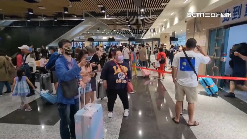 受雷雨影響，澎湖機場航班被打亂，共有8百多名旅客受影響。
