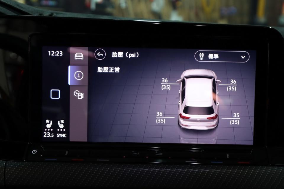 這部車也加裝了VW原廠專用型直接式胎壓偵測器，只要在輪圈上安裝胎壓Sensor，並透過電腦編程，就可以將胎壓資訊直接顯示在中控螢幕上。