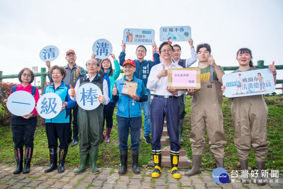 桃園市長張善政於「112年度桃園市清溝總動員暨啟動儀式」中與大家合影。