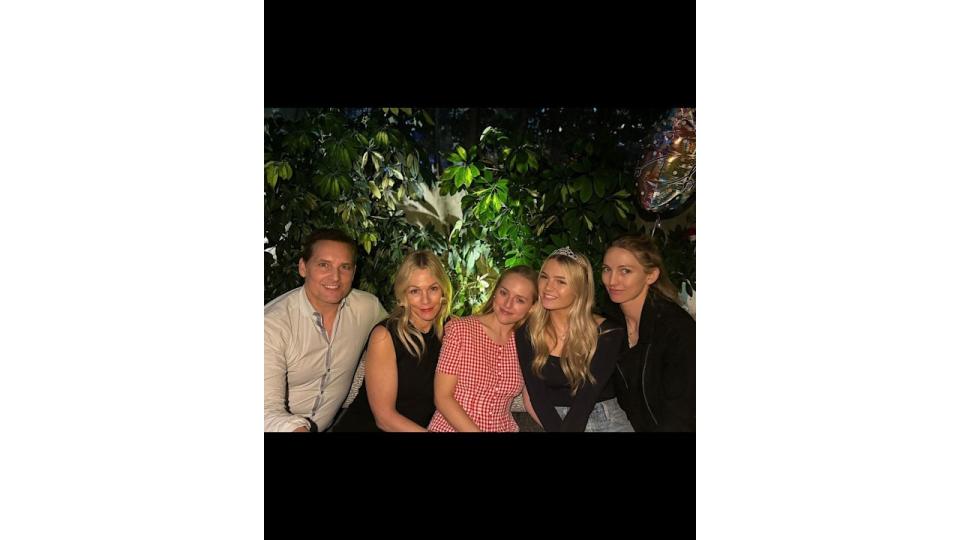 Peter Facinelli, Jennie Garth, Lola Facinelli, Fiona Facinelli and Luca Facinelli