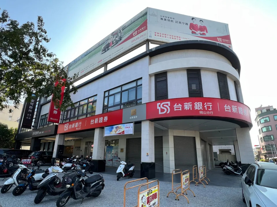 &#x009ad8;&#x0096c4;&#x005ca1;&#x005c71;&#x005340;&#x004e2d;&#x005c71;&#x005317;&#x008def;&#x004e0a;&#x004e09;&#x009593;&#x009023;&#x0068df;&#x007684;&#x00900f;&#x005929;&#x005e97;&#x009762;&#x003002;&#x007531;2&#x00540d;&#x005728;&#x005730;&#x004eba;&#x004ee5;2.4&#x005104;&#x005143;&#x009738;&#x006c23;&#x005168;&#x005305;&#x003002;&#x005716;/&#x0053f0;&#x007063;&#x00623f;&#x005c4b;&#x0063d0;&#x004f9b;