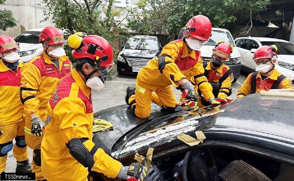 消防局舉辦特搜隊車輛破壞救援實戰訓練，強化搜救隊員的應變能力和救援技能。（記者林玉棋翻攝）