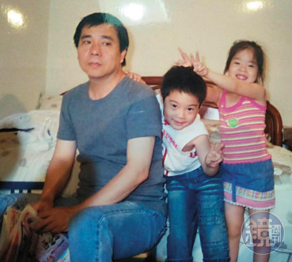 2003年，剛回台灣開川巴子時，張永華一家擠在小套房住，他與兒女留下難得合照。（張永華提供）