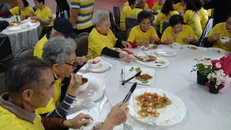 基隆區漁會利用年節海鮮禮盒食材烹調豐盛年節料理，邀請漁村裡的長輩們一起圍爐享受年節溫馨氣氛。（記者楊耀華攝）