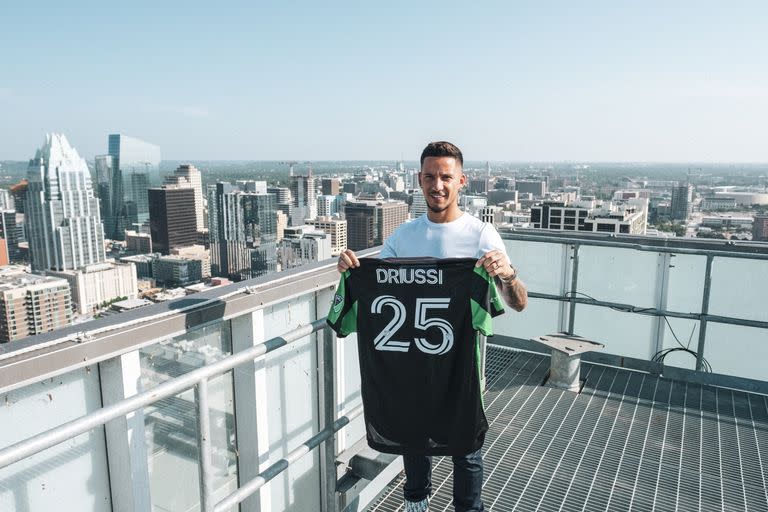 Sebastián Driussi posando con la camiseta del Austin, de la MLS