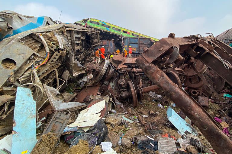 Los equipos de rescate buscan sobrevivientes en el lugar del accidente 