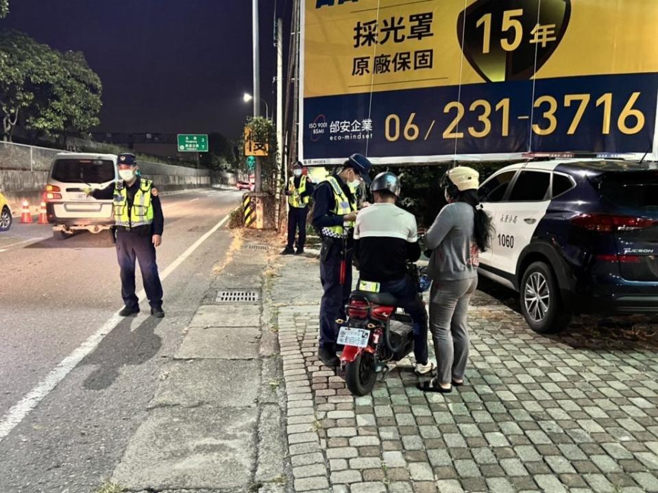 永康警方自十一月卅日起至十二月三日連四日展開專案執法，針對微型電動二輪車及六大重點交通違規加強執法，四日間計取第二五一件。(讀者提供)