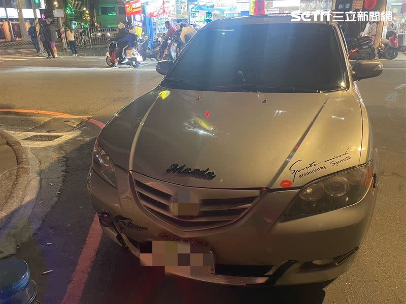 警方發現鄭嫌的轎車車前大燈改裝燈飾太過顯眼（圖／翻攝畫面）