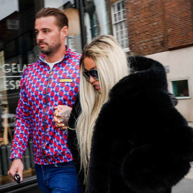 Katie Price y Carl Woods se reconcilian credit:Bang Showbiz