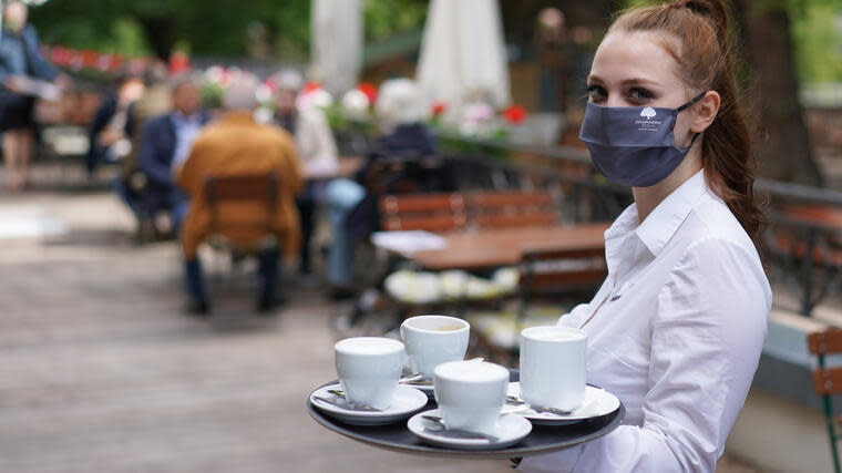 Außenbereich eines Restaurants in Berlin: Auch im Herbst und Winter sollten Gäste aufgrund ansteckender Aerosole im Zweifel lieber im Freien bewirtet werden, raten Experten Foto: dpa