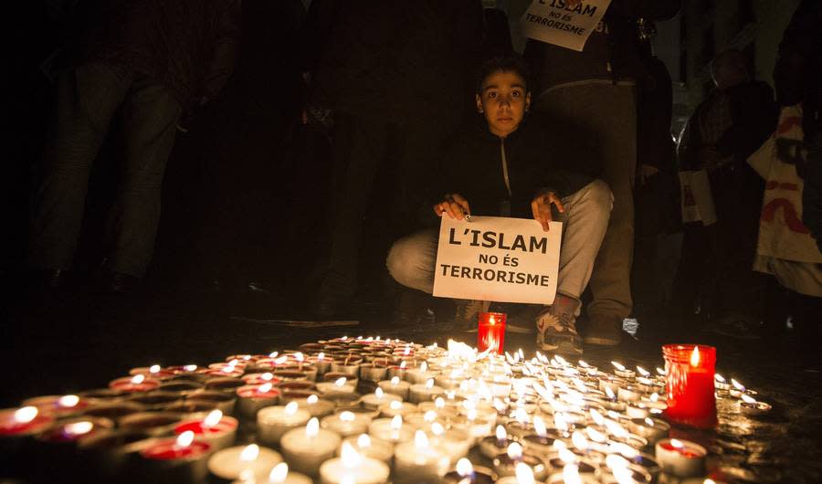 Muslim Man's Silent Demonstration Asks Passersby 