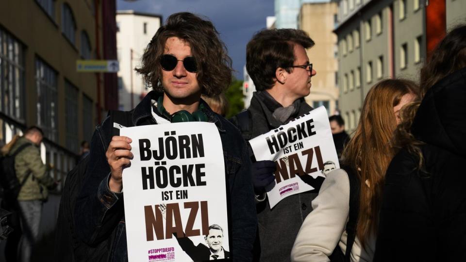 Protesters outside court before Bjoern Hoecke's appearance in Halle