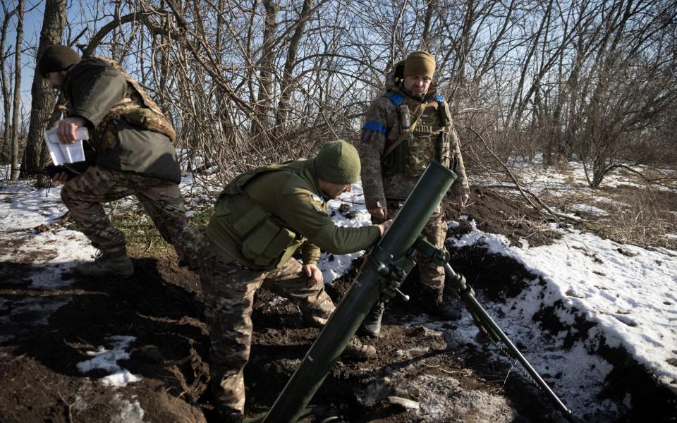 Украински војници истрелаа минофрлачка граната кон руските војници на позицијата на фронтот во близина на градот Вуледар, среде рускиот напад врз Украина, во регионот Доњецк, Украина, 11 февруари 2023 година. РЕЈТЕРС/Марко Ѓурица - РЕЈТЕРС/Марко Ѓурица