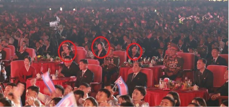 ▲金正恩9月8日出席北韓建政74週年大型紀念慶典，這名身分尚不詳的神秘女子也在場，並與金與正、玄松月同框。（圖／翻攝自《朝鮮日報》）
