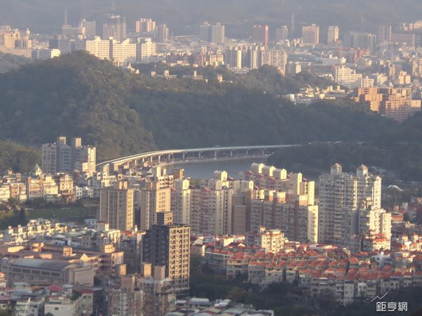 永慶房屋認為，當前自住買盤主導的房市，購置住宅的屋齡轉向老屋的比重漸增。(鉅亨網記者張欽發攝)