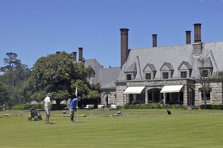 El campo de golf rodea el club house y es una suerte de inmenso jardín de las casas de Marayui