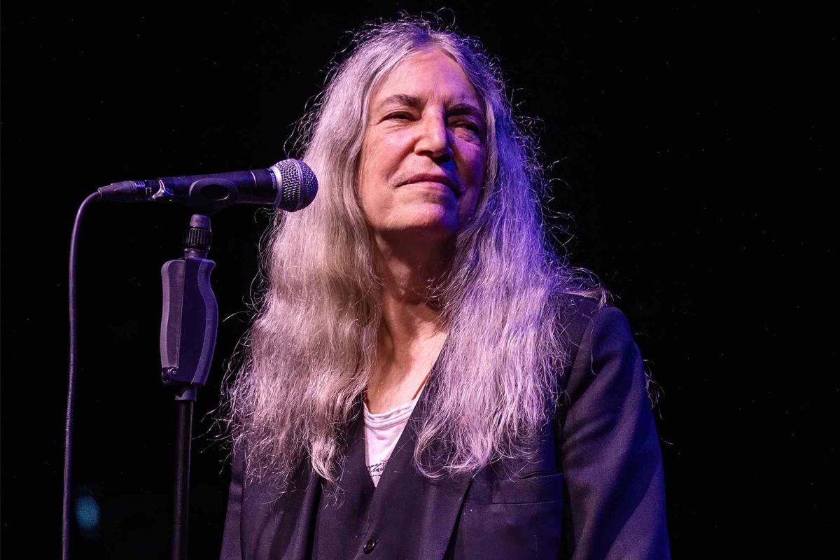 Secondo quanto riferito, Patti Smith è stata dimessa dall’ospedale italiano dopo un malore improvviso