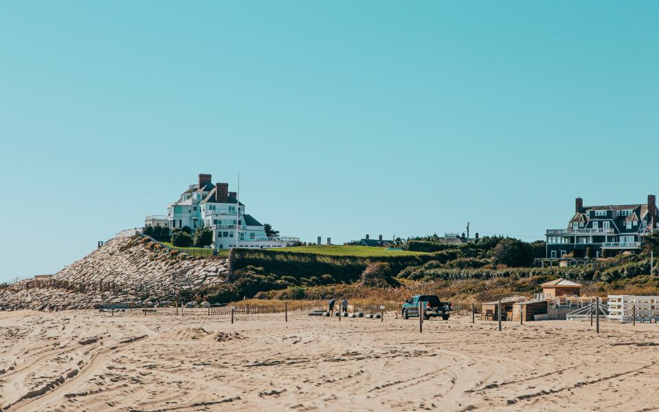 taylor swift's watch hill rhode island mansion sits on top of a hill overlooking a shoreline