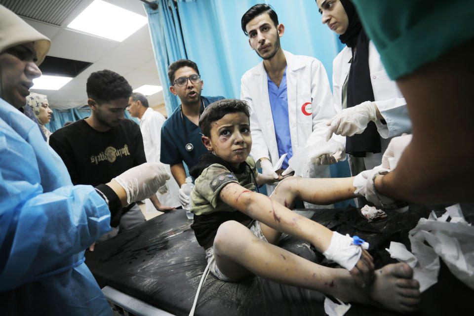 10 月 15 日，加薩中部的城鎮 Deir Al-Balah，有小孩因空襲受傷送院。(Photo by Ashraf Amra/Anadolu via Getty Images)