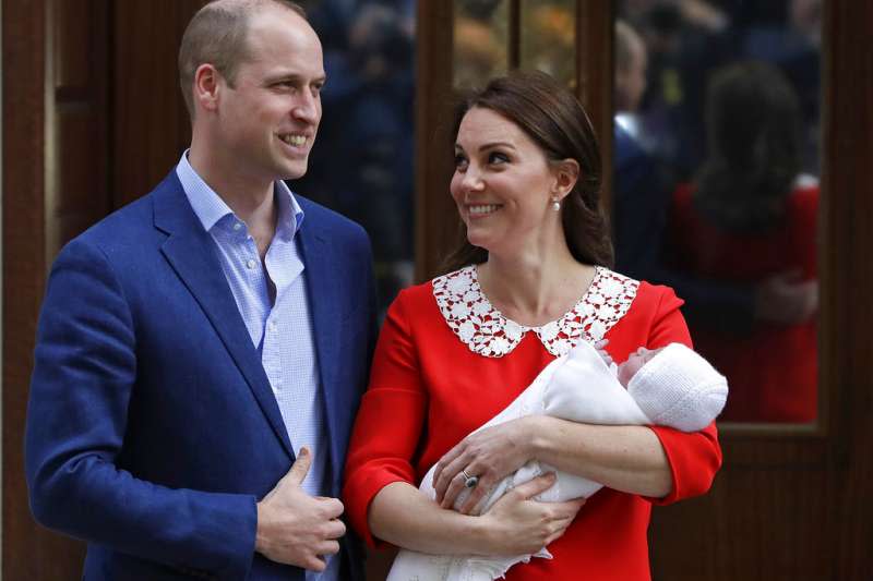 威廉王子、凱特王妃跟剛剛出生的小王子首次公開亮相。（美聯社）