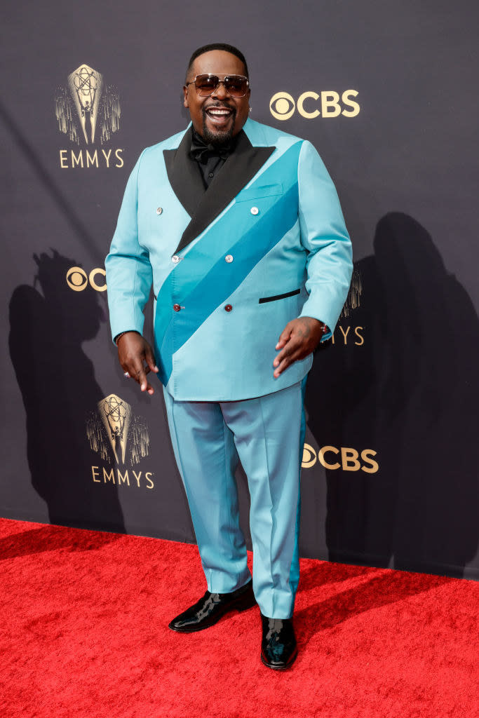 Cedric The Entertainer in a teal suit on the red carpet