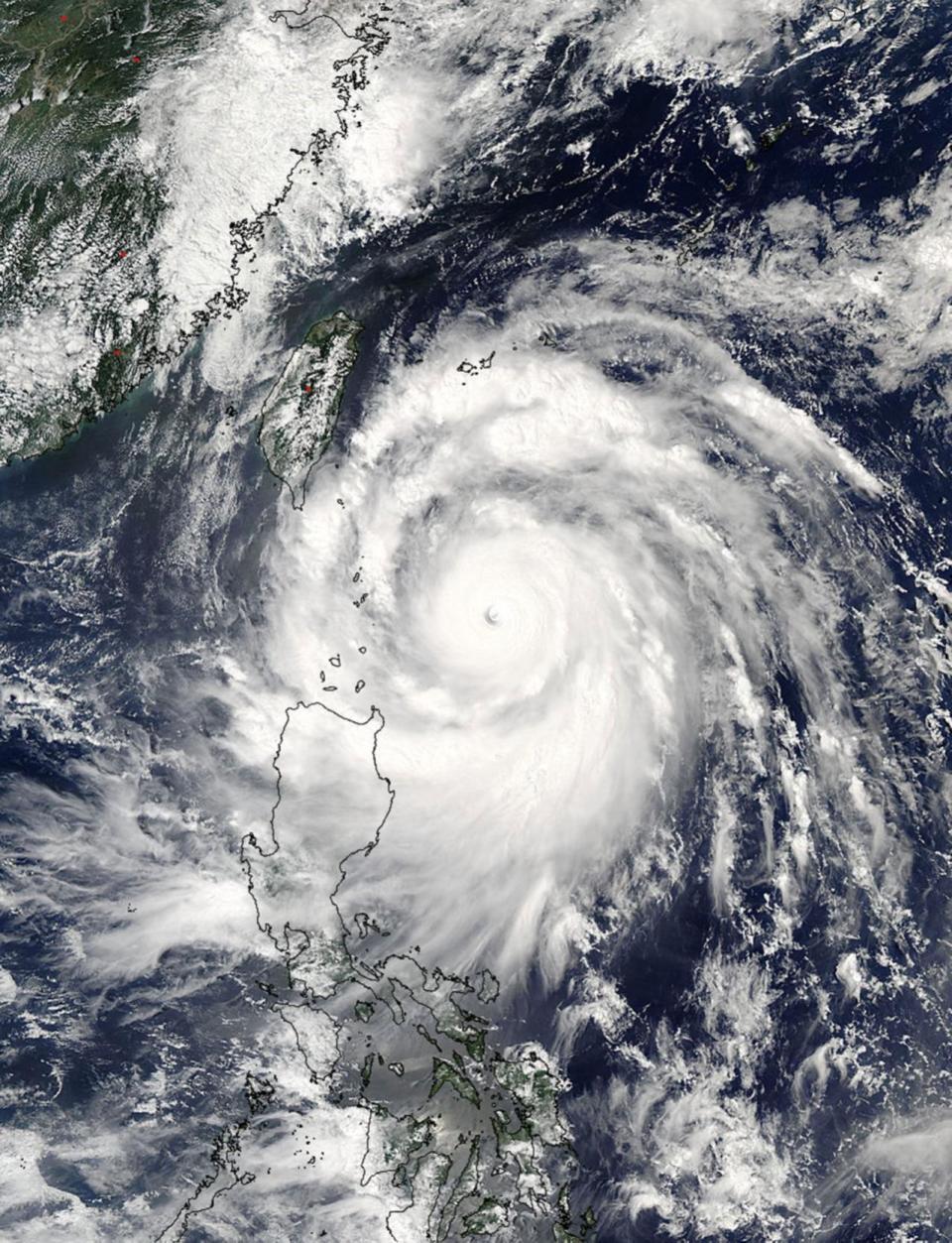 Typhoon Meranti hits Taiwan and heads for China