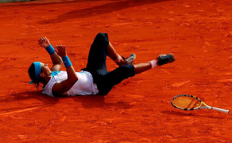 La celebración de Rafael Nadal tras vencer a Roger Federer en la final de Roland Garros 2007: su raqueta acaba de ser subastada por miles de dólares