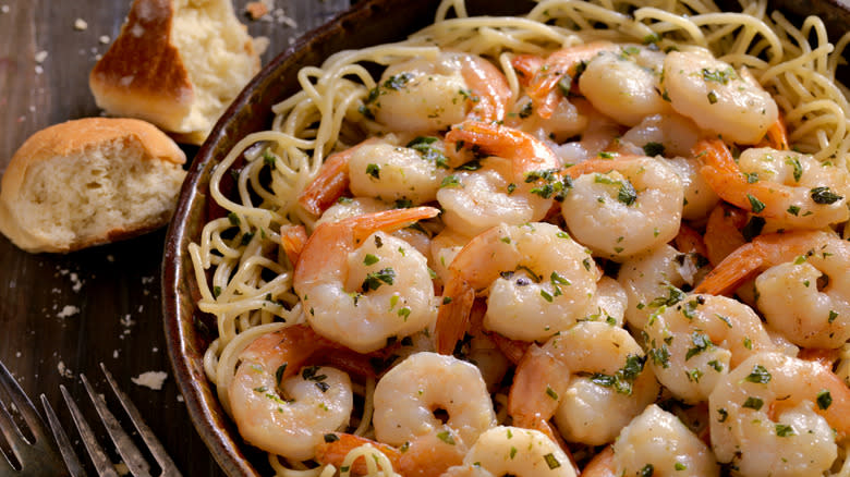 Shrimp with pasta in bowl 