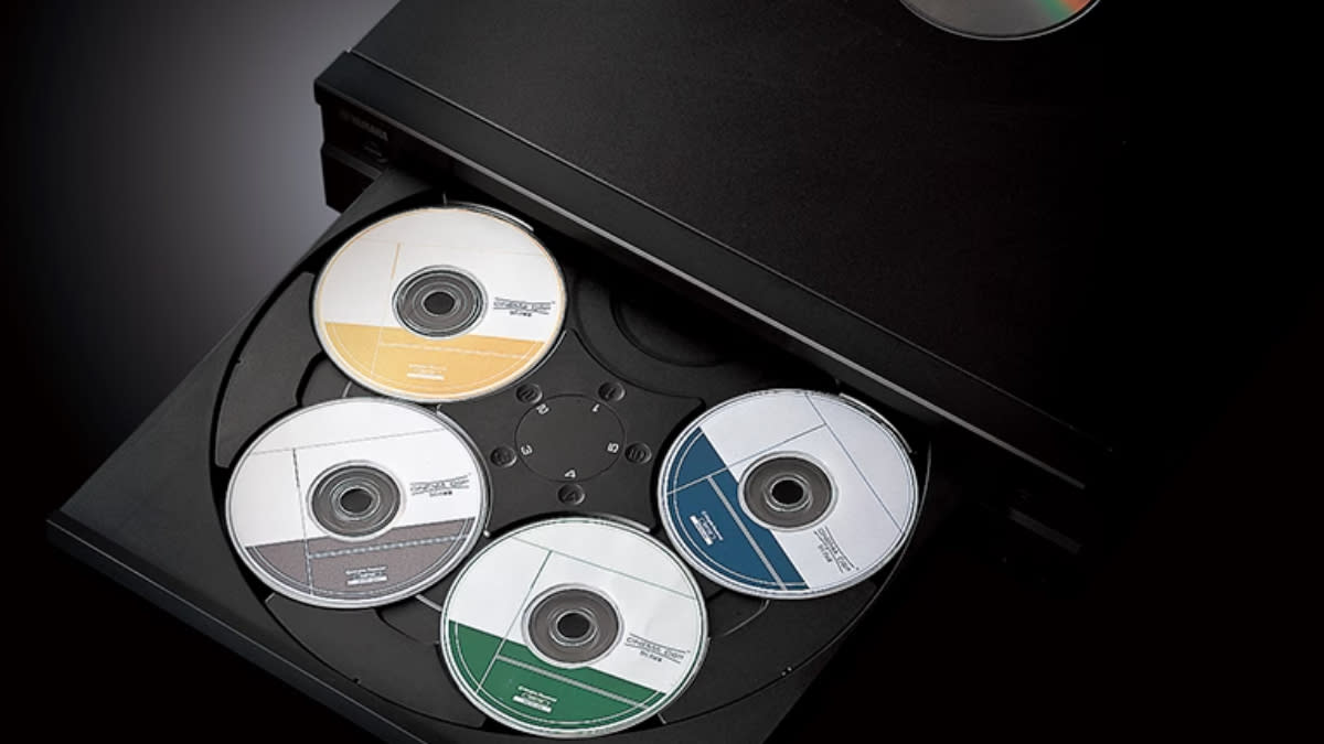  Yamaha CD-C603 close-up with tray open to reveal a wheel of five CDs in the player. 