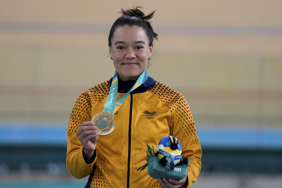 La colombiana Martha Bayona posa con su medalla de oro tras ganar la prueba de velocidad en el ciclismo de pista de los Juegos Panamericanos en Santiago, Chile, el viernes 27 de octubre de 2023. (AP Foto/Fernando Vergara)