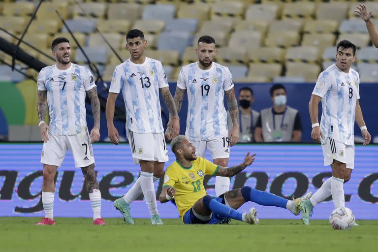 Un clásico: Neymar en el suelo; lo circundan Rodrigo De Paul, Cristian Romero, Nicolás Otamendi y Marcos Acuña.